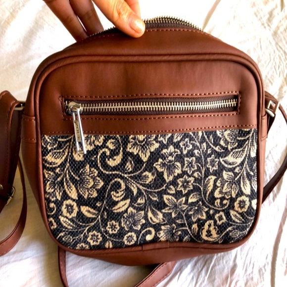 Handbags - Brand new zouk utility sling floral bag